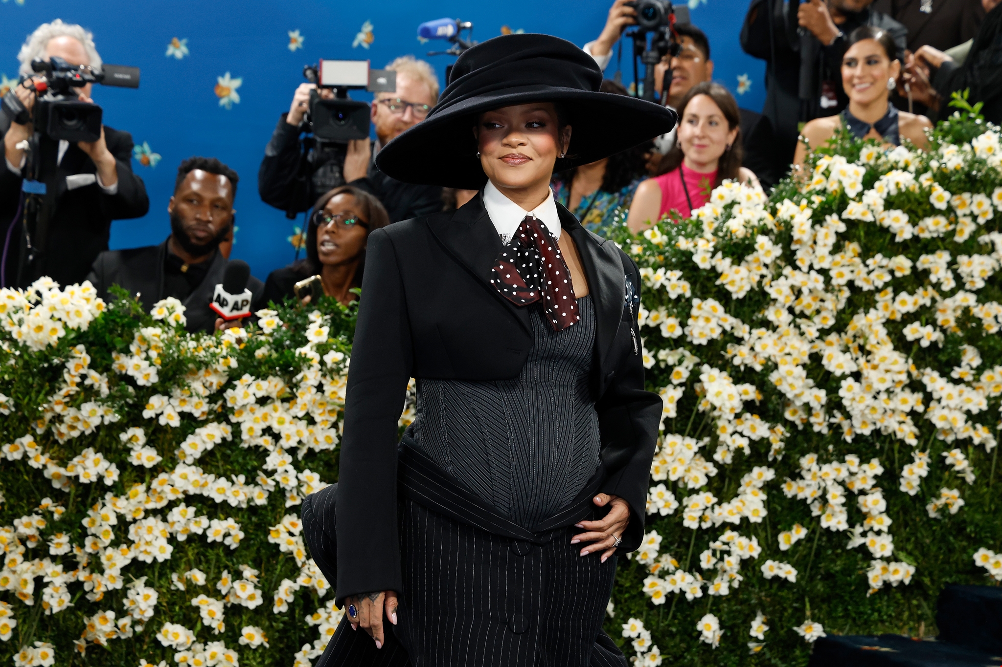 Rihanna | Πρώτη εμφάνιση στο κόκκινο χαλί μετά τη γέννηση της κόρης της - εικόνα 4