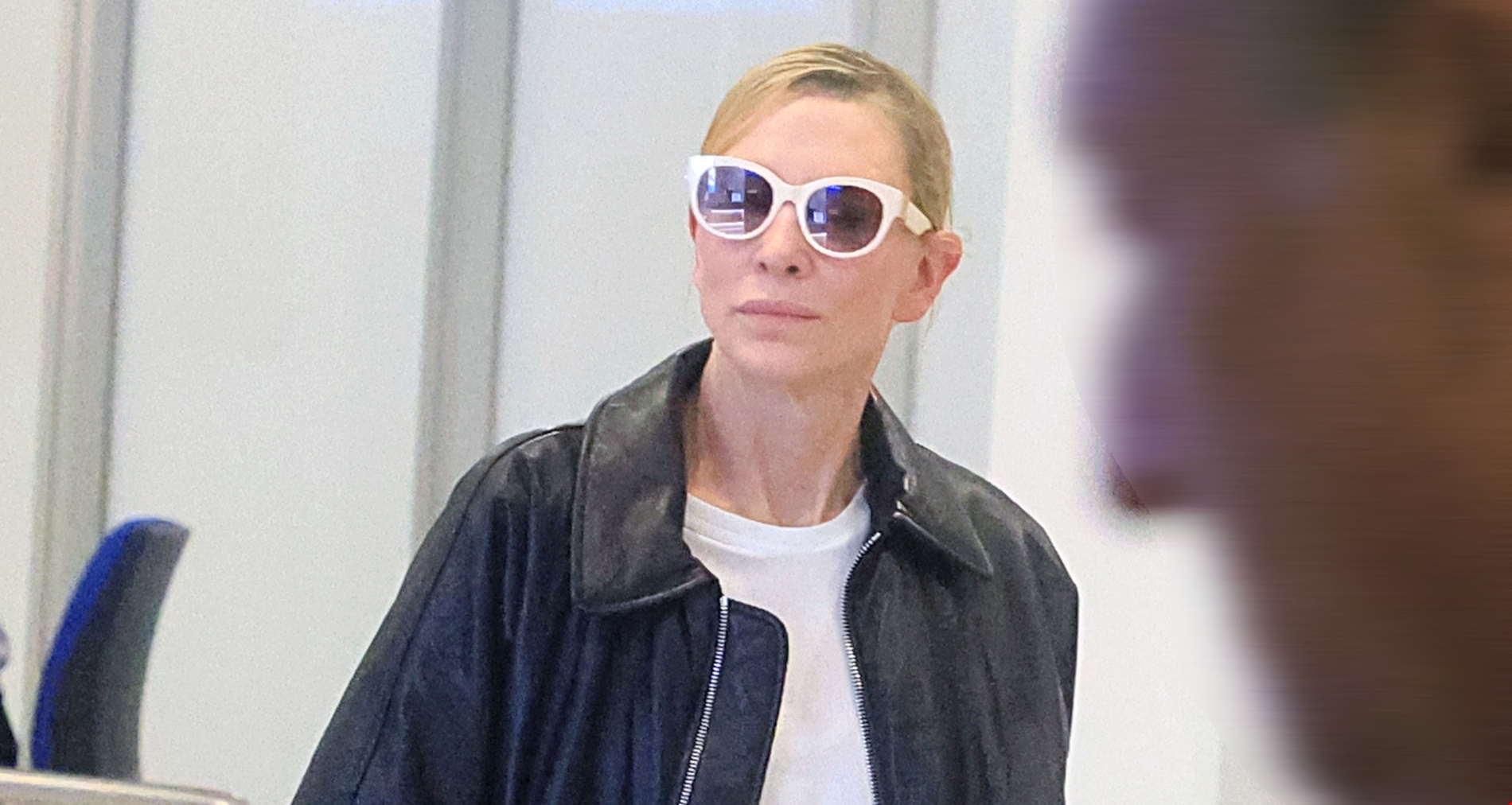 Η Cate Blanchett στα Σπάτα με sporty εμφάνιση, φόρμα και sneakers