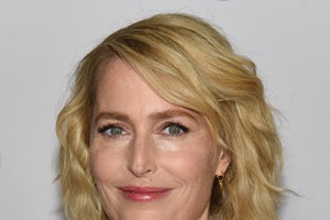 Gillian Anderson | Με burgundy φόρεμα Dior στο Booker Prize event του 2024 - εικόνα 1