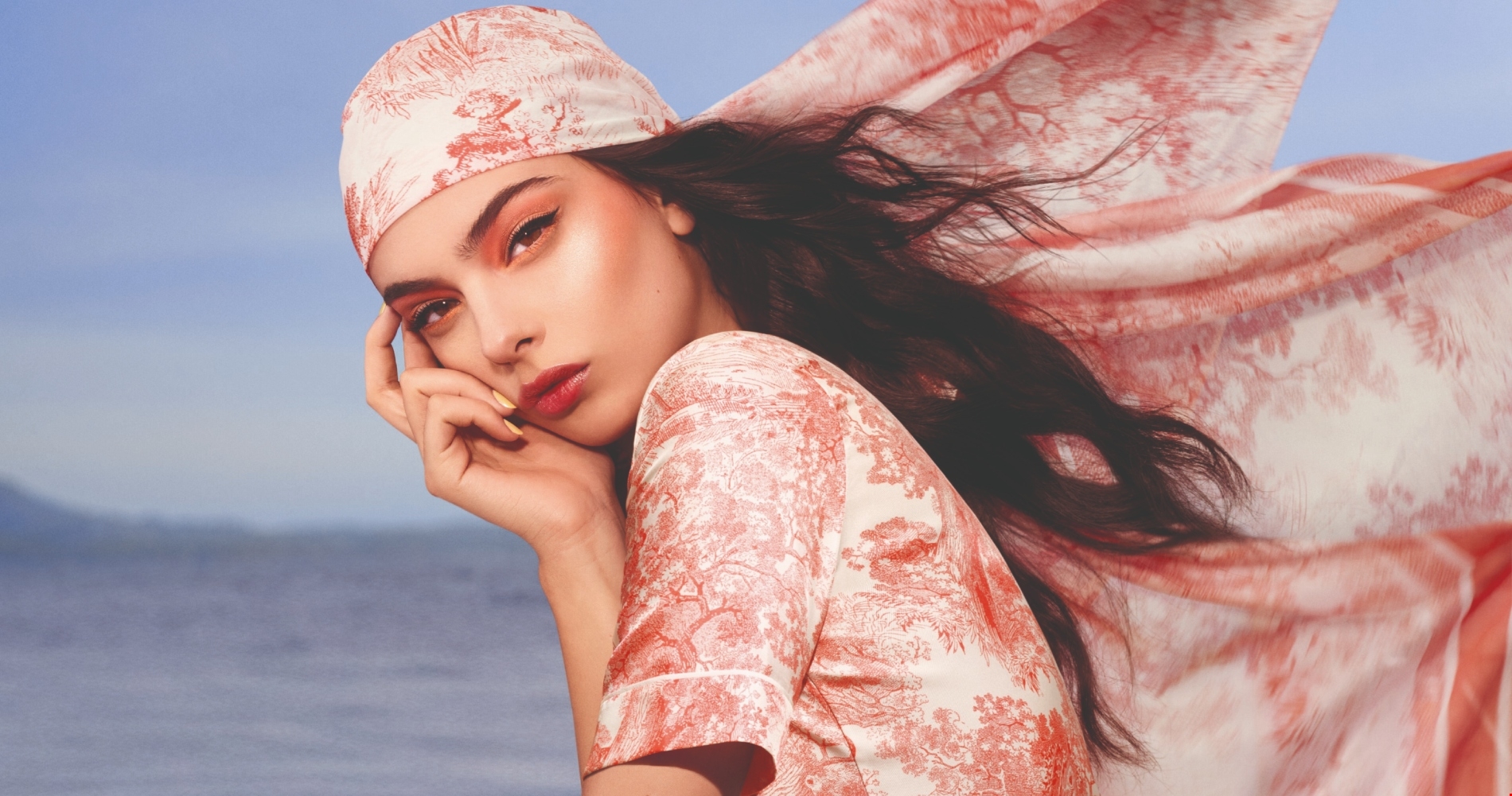 Deva Cassel | Με total white σύνολο του οίκου Dior στην καρδιά του χειμώνα - εικόνα 1