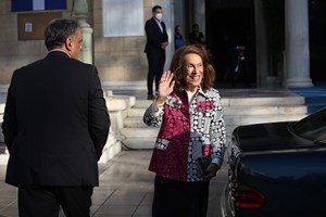 Μιχαήλ της Ελλάδος | Η Μαρέβα Μητσοτάκη, η τέως βασιλική οικογένεια της Ελλάδος και διεθνείς royals στην κηδεία του - εικόνα 3