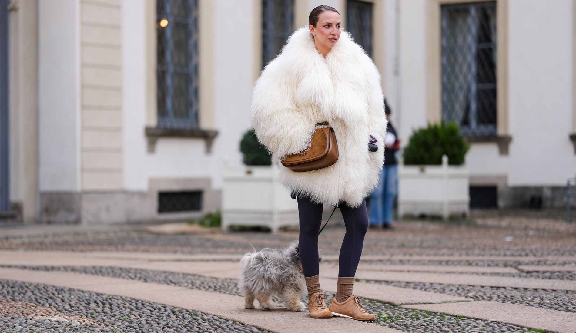 Βρήκαμε τη must-have λευκή γούνα της σεζόν στη Stradivarius