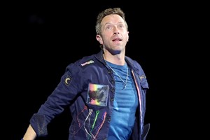 O Chris Martin "κάρφωσε" κατά λάθος ένα παράνομο ζευγάρι στην τελευταία συναυλία των Coldplay - εικόνα 2