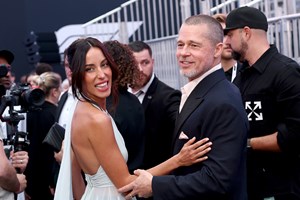 Brad Pitt | Το απρόοπτο στη νέα του δημόσια εμφάνιση που έσωσε με τον τρόπο της η σύντροφός του, Ines de Ramon - εικόνα 1