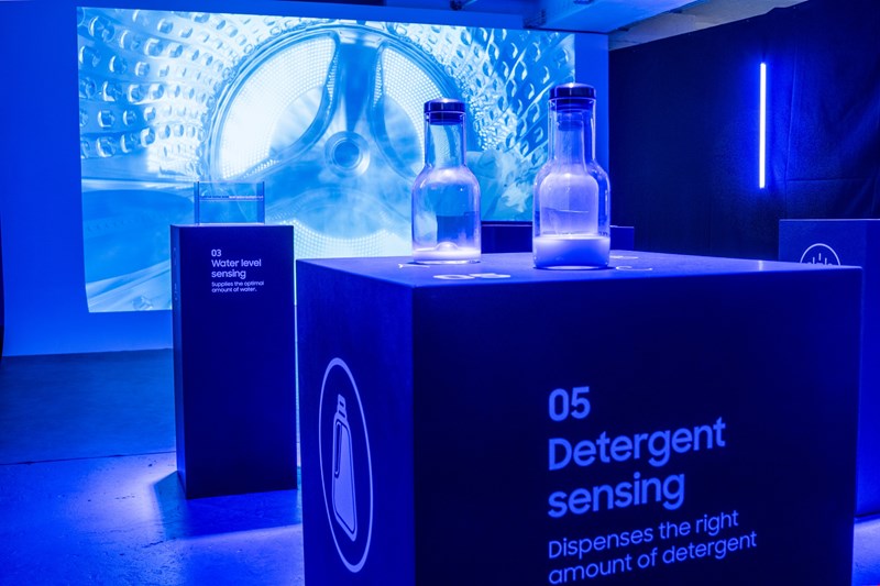 The event showed how the Bespoke AI Laundry Combo uses smart sensors and AI to choose the best settings to wash and dry clothes