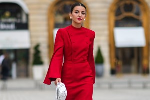 Η Μαρέβα Μητσοτάκη με δερμάτινη φούστα και καφέ suede μπότες στο Μέγαρο Μαξίμου - εικόνα 1