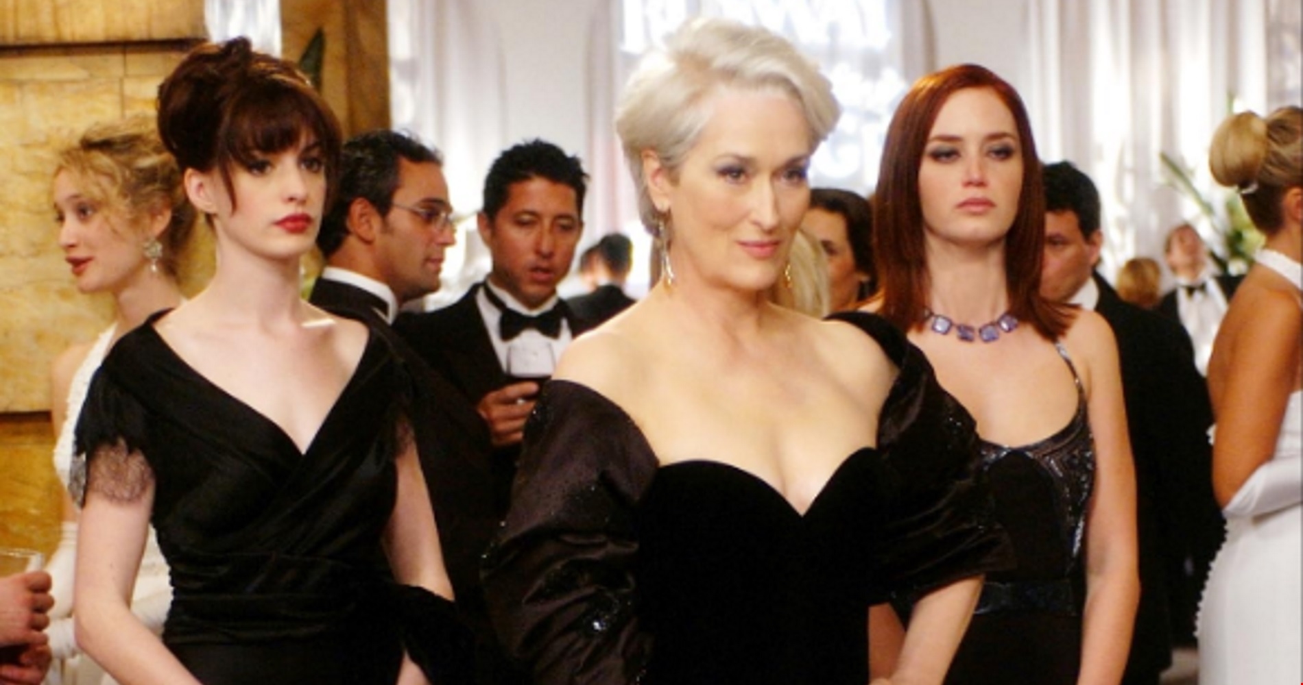 Anne Hathaway | Mε summer maxi φόρεμα και τσάντα Fendi στις πρώτες εικόνες του The Devil Wears Prada 2 - εικόνα 3