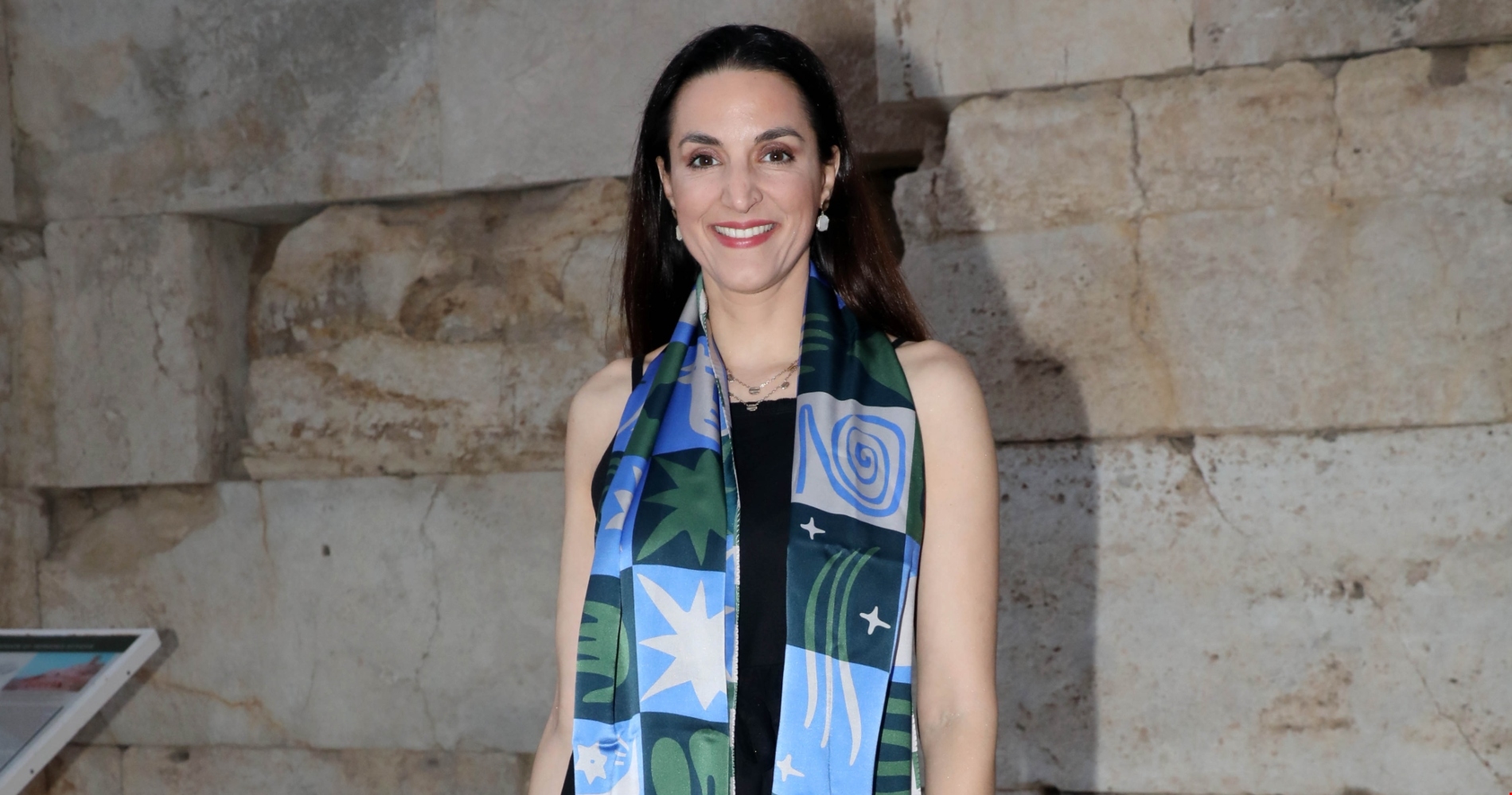 Η Κατερίνα Ευαγγελάτου στο Ηρώδειο | Το maxi αέρινο φόρεμα στην άκρως καλοκαιρινή απόχρωση