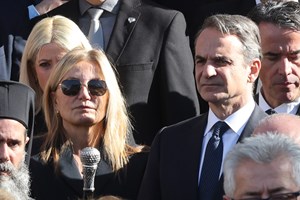 "Ο κόσμος μου" | Η Μαρέβα Μητσοτάκη σε ένα σπάνιο οικογενειακό κλικ με τα τρία της παιδιά - εικόνα 1