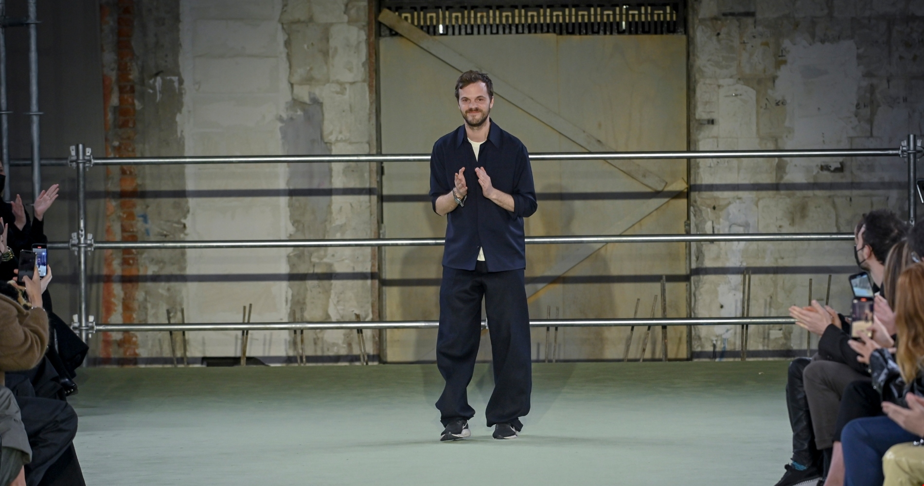 Aπό τη Charlotte Casiraghi στην Pamela Anderson | Οι πιο καλοντυμένες celebrities στην επίδειξη Chanel Haute Couture SS2025 - εικόνα 1