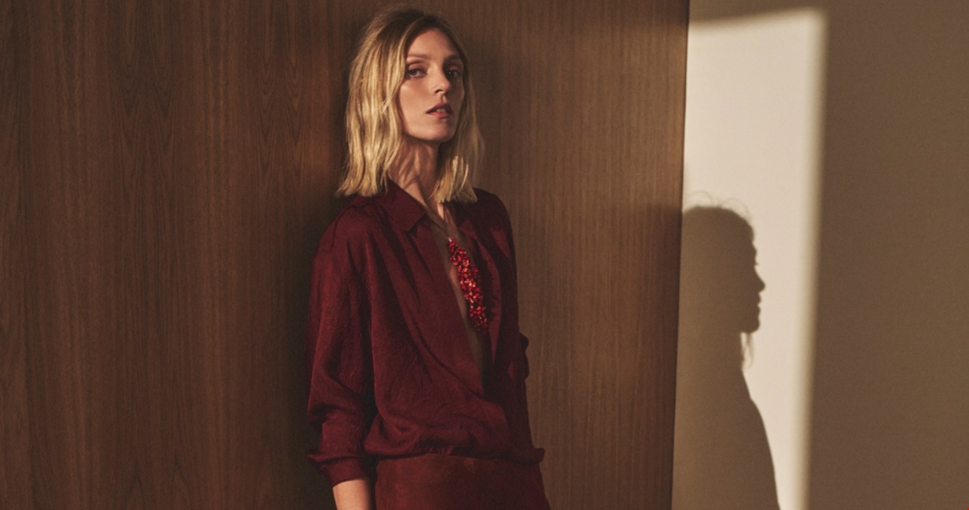 Το suede blazer από τη Massimo Dutti που μας βάζει σε mood φθινοπωρινού shopping - εικόνα 1