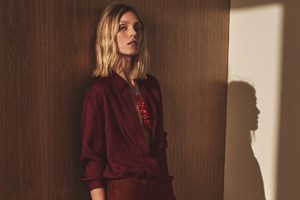 Το suede blazer από τη Massimo Dutti που μας βάζει σε mood φθινοπωρινού shopping - εικόνα 1