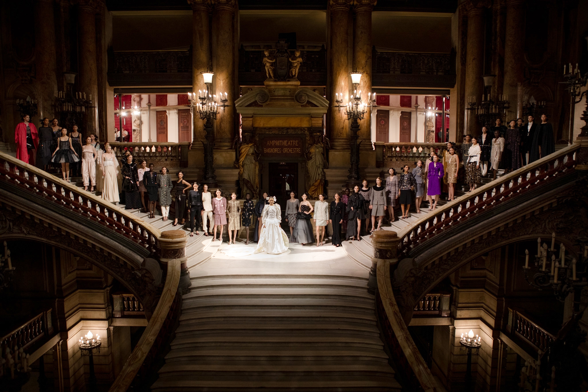 3 στιλιστικές συμβουλές από το street style της εβδομάδας μόδας υψηλής ραπτικής στο Παρίσι - εικόνα 36