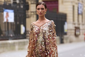 Η Μαριάννα Λαιμού με κόκκινο σακάκι και μαύρο δερμάτινο παντελόνι σε χριστουγεννιάτικη γιορτή - εικόνα 2