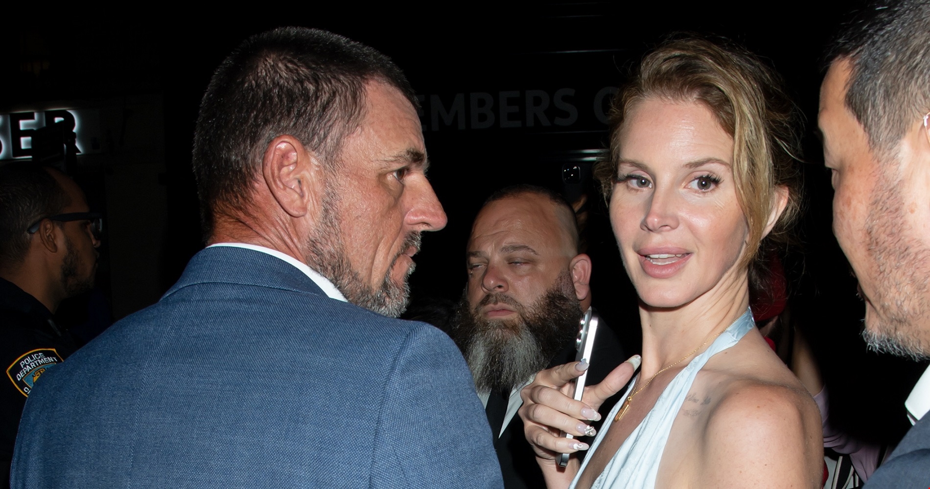 Η Lana Del Rey δημοσιεύει μία νέα φωτογραφία από τον γάμο της, λίγο πριν την πρώτη επέτειο με τον σύζυγό της - εικόνα 1