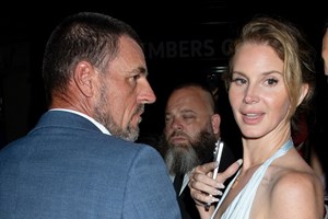 Η Lana Del Rey δημοσιεύει μία νέα φωτογραφία από τον γάμο της, λίγο πριν την πρώτη επέτειο με τον σύζυγό της - εικόνα 1