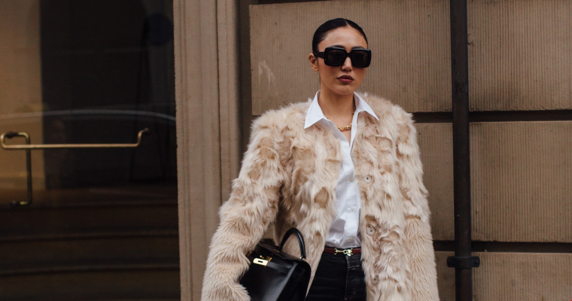 Η Μαρέβα Μητσοτάκη με μπεζ καμπαρντίνα και bucket hat στα εγκαίνια του μετρό Θεσσαλoνίκης - εικόνα 1