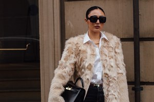 Η Μαρέβα Μητσοτάκη με μπεζ καμπαρντίνα και bucket hat στα εγκαίνια του μετρό Θεσσαλoνίκης - εικόνα 1