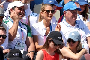 Courtney Cox | Υιοθέτησε αυτά τα μοντέρνα sneakers που μας επιτρέπουν να ανανεώσουμε την εμφάνισή μας μετά τα 50 - εικόνα 3