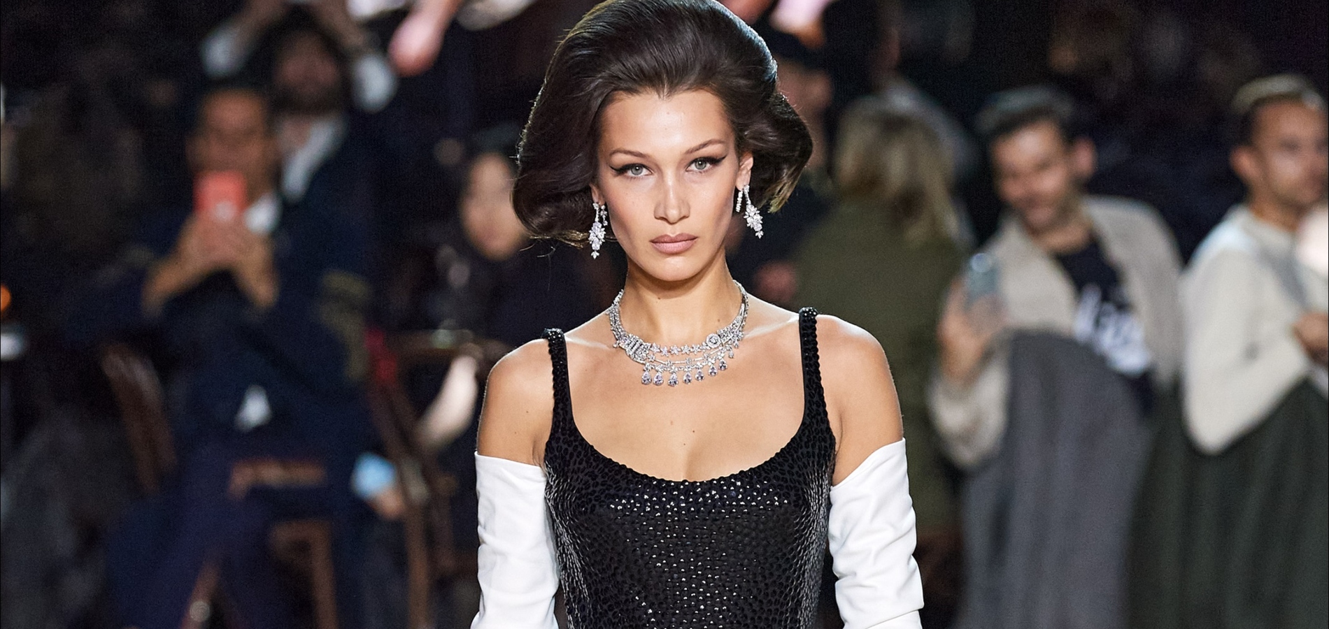 Bella Hadid | Με total suede look στη Νέα Υόρκη - εικόνα 1