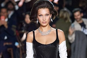 Bella Hadid | Με total suede look στη Νέα Υόρκη - εικόνα 1