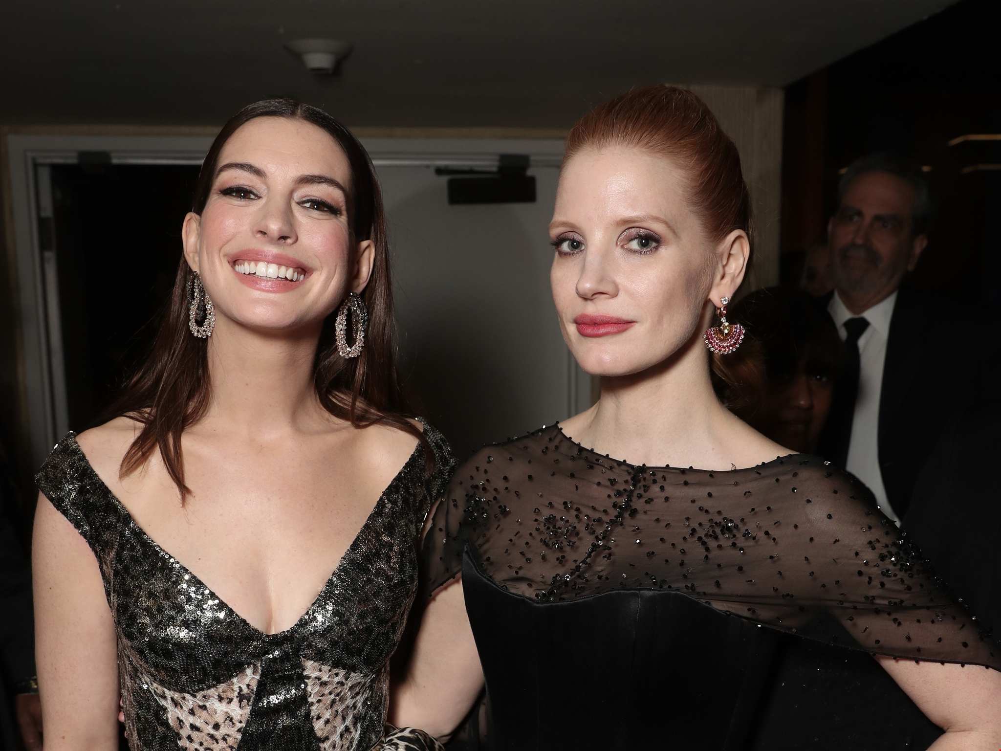 Οι Anne Hathaway και Jessica Chastain κάνουν spa εν ώρα πτήσης | Αυτό είναι το μυστικό τους για λαμπερή επιδερμίδα