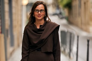 Η Βίκυ Καγιά φόρεσε το παντελόνι που κολακεύει όλες τις σιλουέτες σε ένα day to night look - εικόνα 1