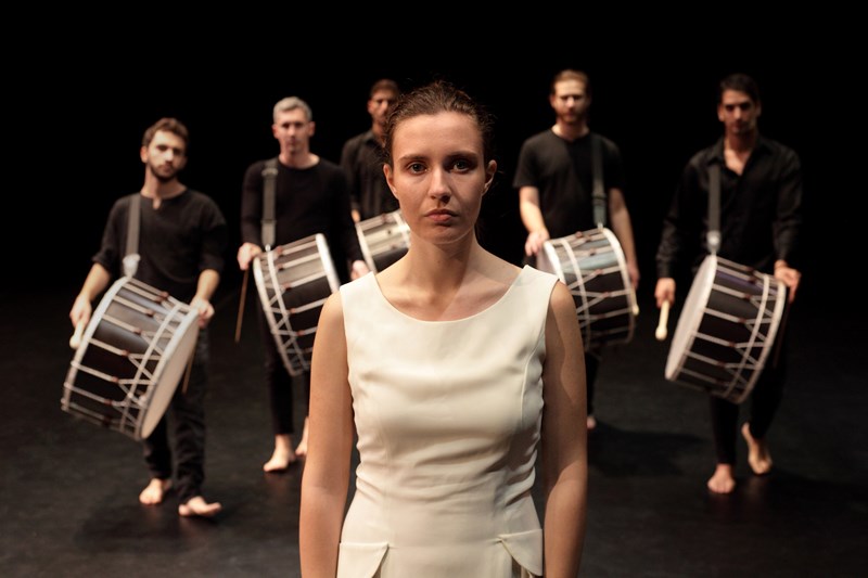 Αμίλητη – Ένα σύγχρονο χορικό