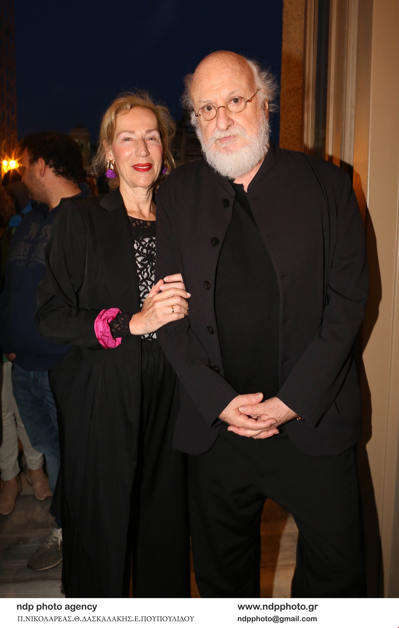 Η κίνηση του εγγονού του Διονύση Σαββόπουλου στη γιαγιά του, Άσπα, έξω από την Μητρόπολη Αθηνών - εικόνα 1