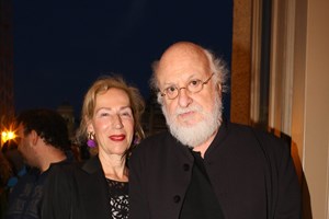 Διονύσης Σαββόπουλος | Η γυναίκα της ζωής του, Άσπα, στο "τελευταίο αντίο" στην Μητρόπολη Αθηνών - εικόνα 1