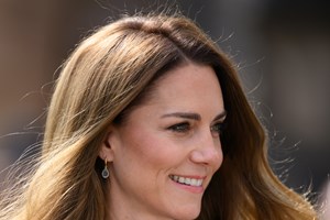 Kate Middleton | Τι συμβολίζουν τα κοσμήματα που επέλεξε στην επέτειο γάμου της με τον πρίγκιπα William; - εικόνα 3
