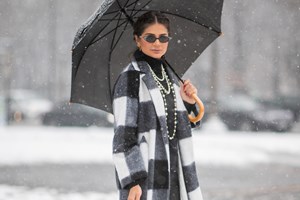 Η Marie Chantal φόρεσε τα budget friendly sneakers που βλέπουμε παντού τους τελευταίους μήνες - εικόνα 4