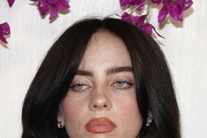 Η Billie Eilish επιβεβαιώνει το ειδύλλιο με τον νέο (διάσημο) σύντροφο - εικόνα 1