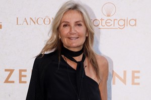 Μαρέβα Μητσοτάκη | Η εμφάνιση με σατέν cargo παντελόνι και δερμάτινο τζάκετ σε έκθεση φωτογραφίας - εικόνα 2