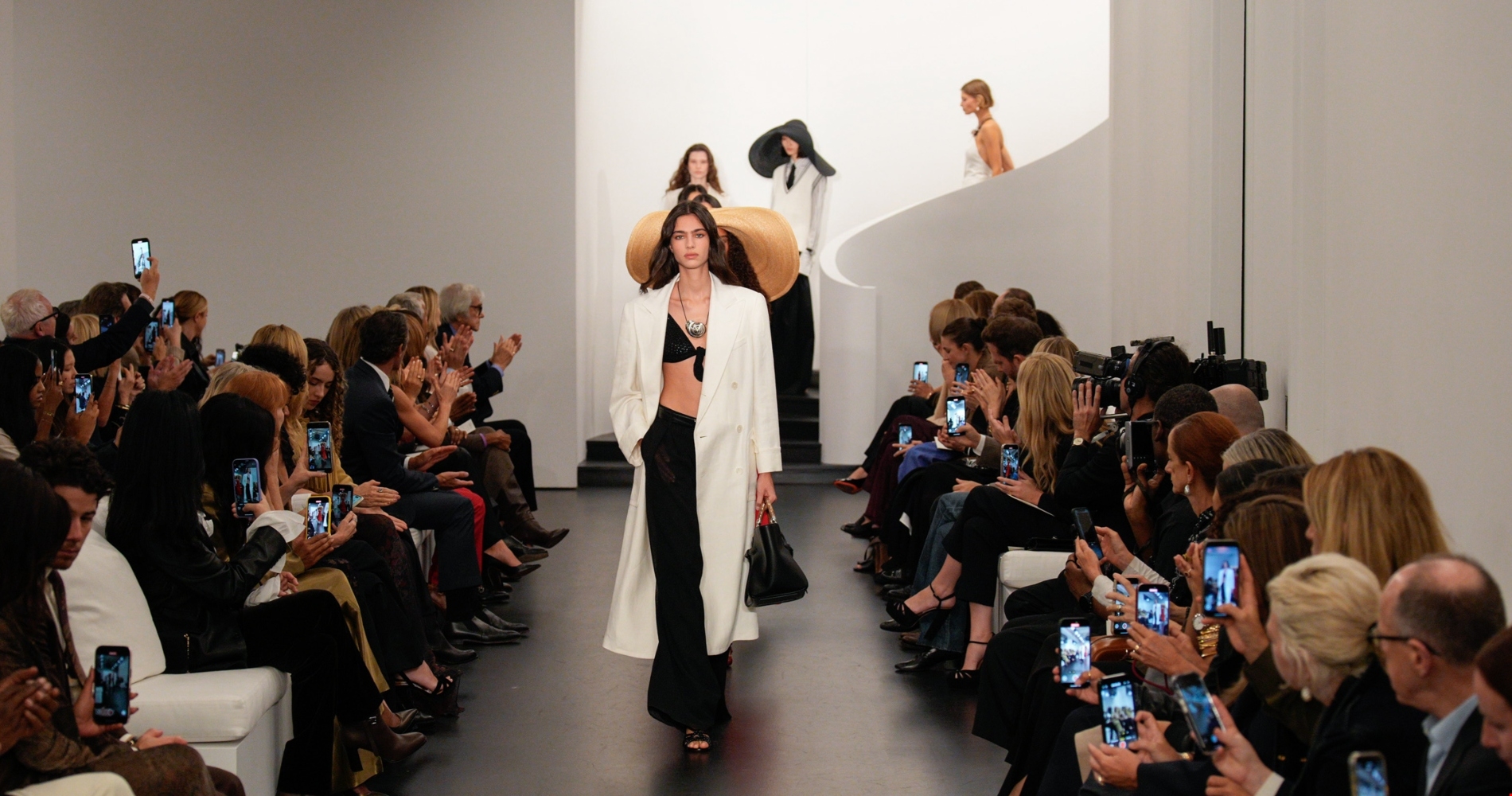 NYFW | 11 φθινοπωρινά looks που φορούν οι fashionistas της Νέας Υόρκης - εικόνα 12