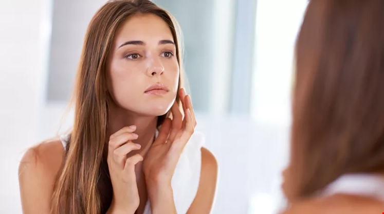 Το λάθος σημείο που βάζεις την κρέμα ματιών και σε κάνει να ξυπνάς με πρησμένα μάτια