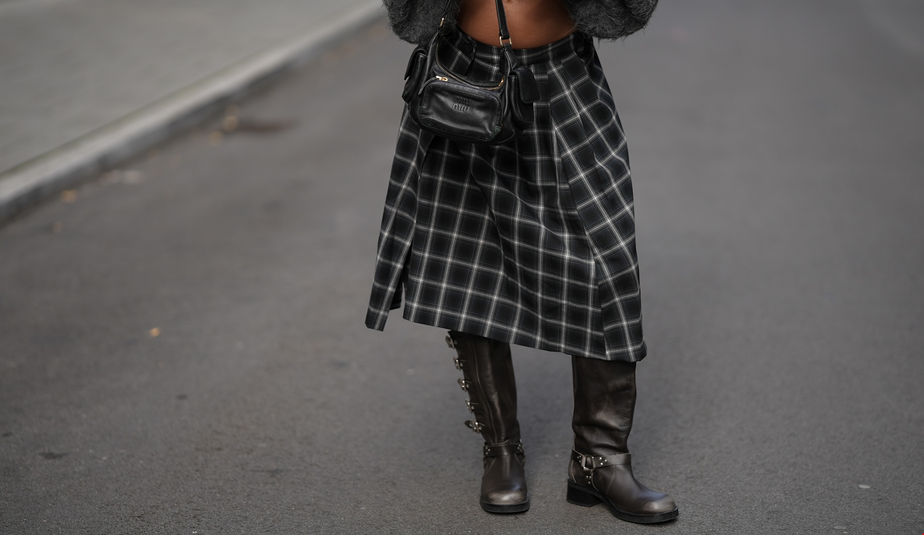 Η καρό μίντι φούστα από τη Zara που θα ανανεώσει το καθημερινό σου στιλ