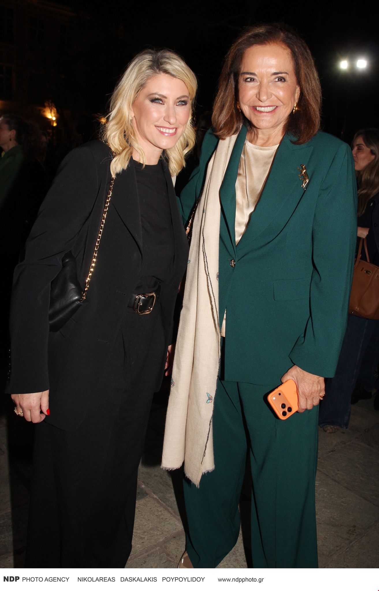 Ντόρα Μπακογιάννη – Ισίδωρος Κούβελος | Απόλαυσαν τη Σία Κοσιώνη στο θεατρικό της ντεμπούτο