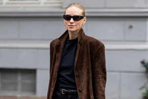 Σία Κοσιώνη | Το φθινοπωρινό σύνολο με τα πιο δημοφιλή sneakers της σεζόν - εικόνα 1