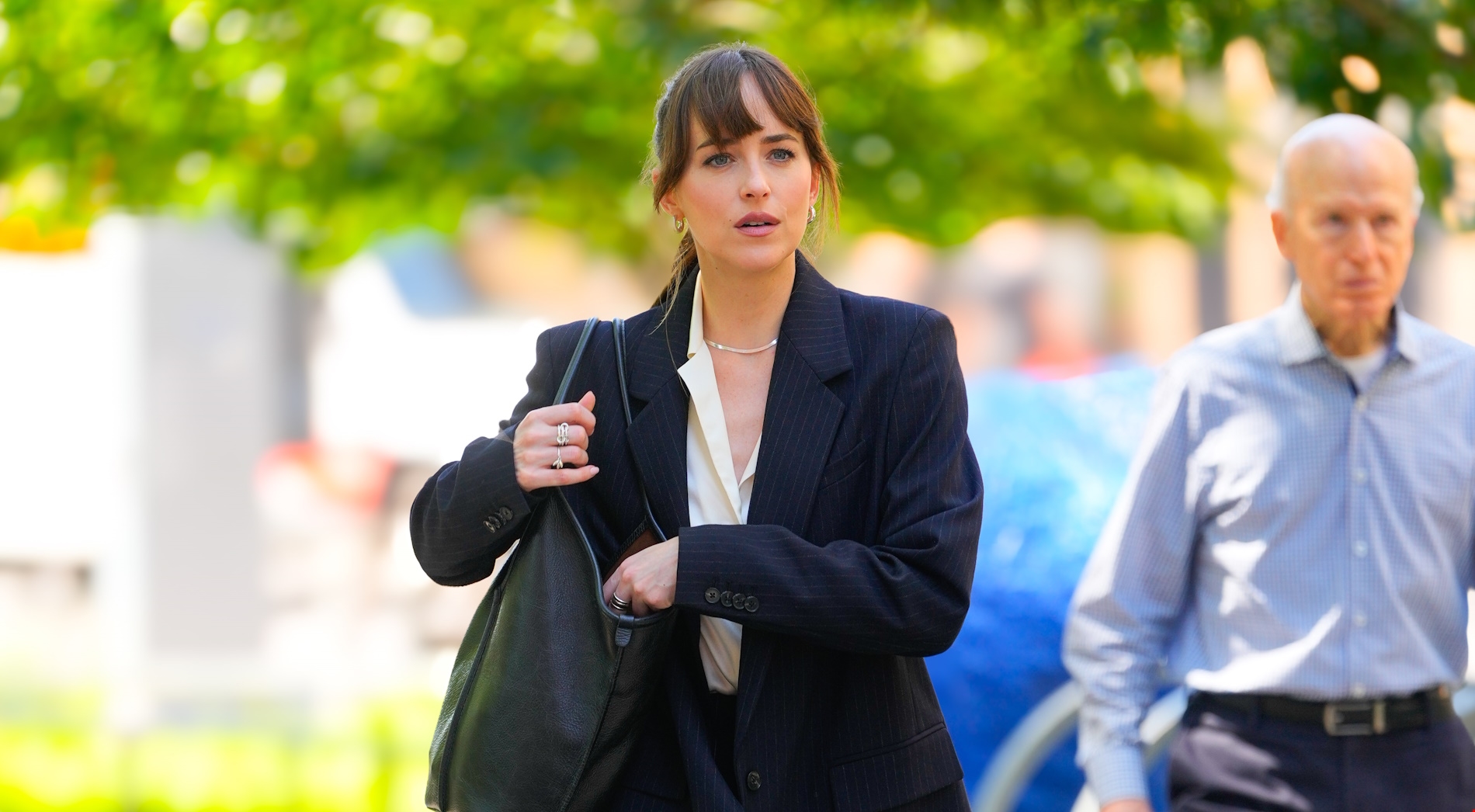 Γιατί όλοι μιλoύν για την τσάντα της Dakota Johnson στην ταινία 