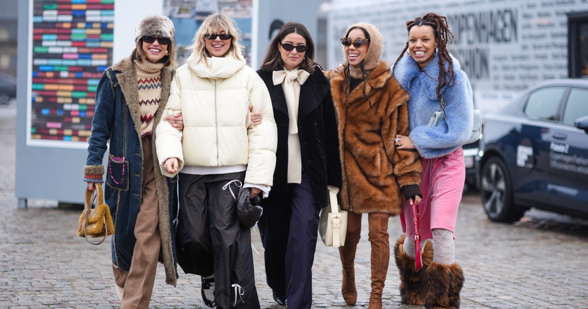 Βίκυ Καγιά | Το χειμερινό look με δερμάτινο shorts στο κέντρο της Αθήνας μαζί με την κόρη της,&nbsp;Μπιάνκα Κρασσά - εικόνα 4