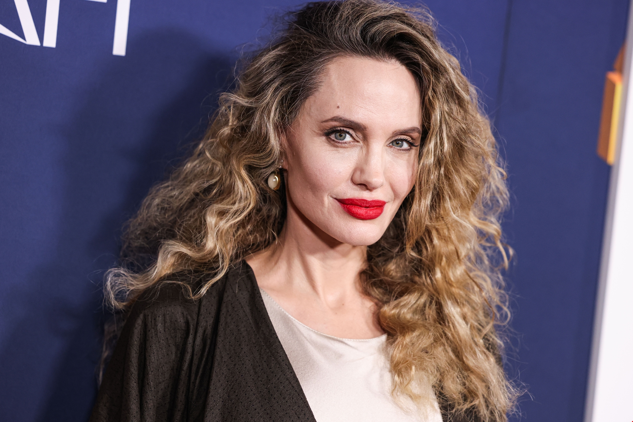 Angelina Jolie | Το look της με επιβλητική κάπα και οι δημιουργικοί τρόποι για να φορέσεις το hero piece - εικόνα 1