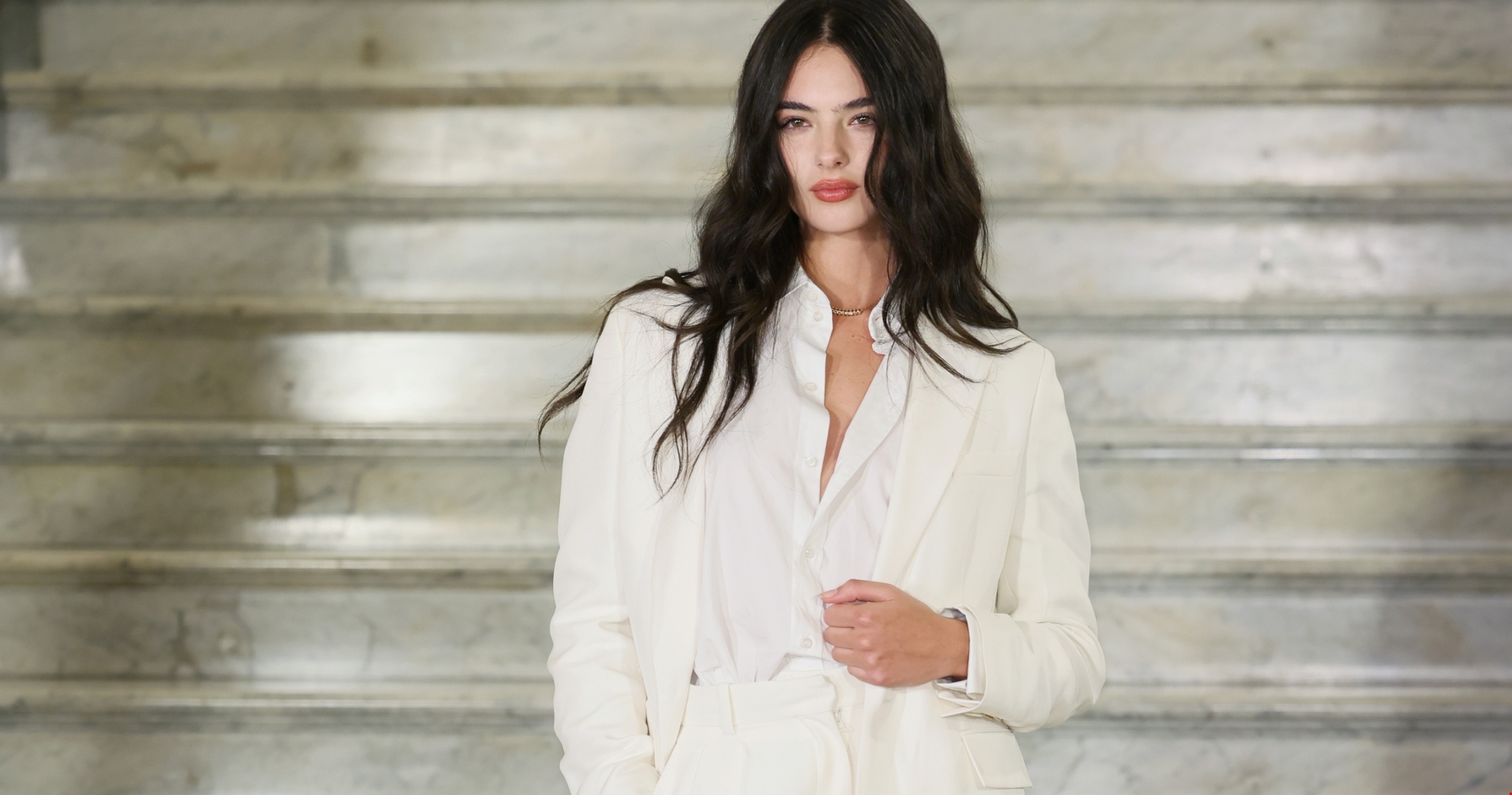 Deva Cassel | Με total white σύνολο του οίκου Dior στην καρδιά του χειμώνα