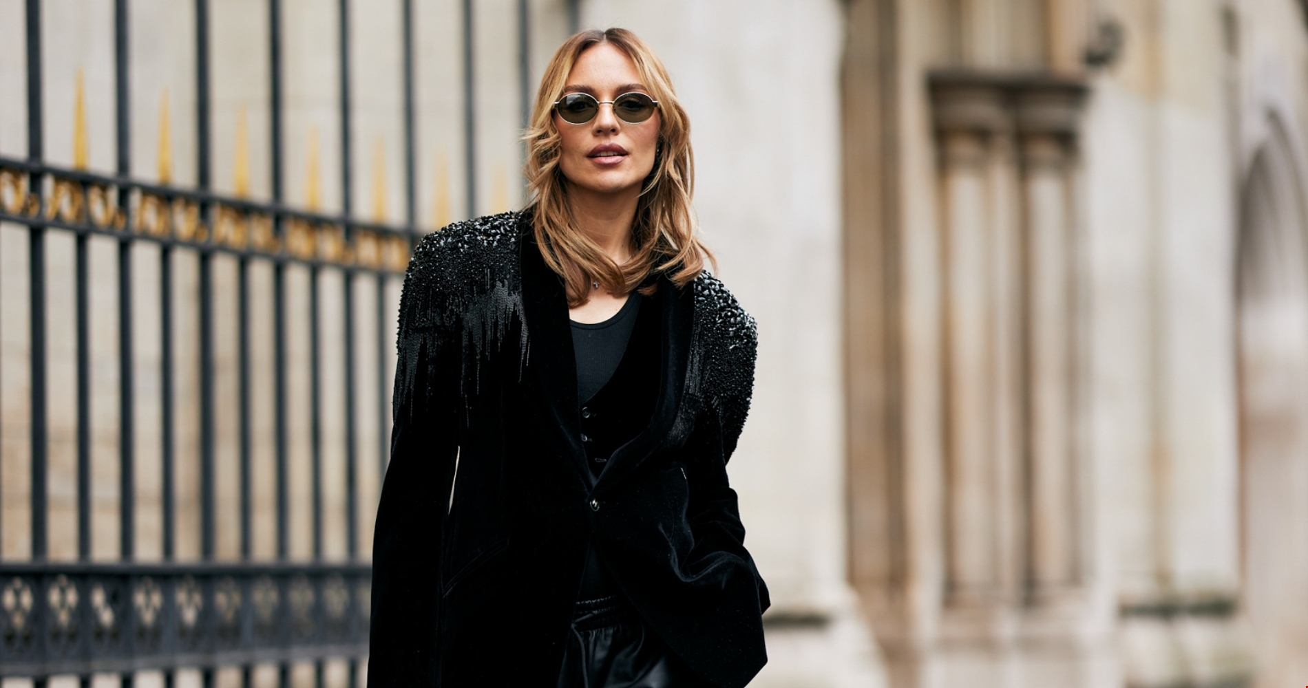 Athleisure Chic | Η Βίκυ Καγιά με μπλούζα φούτερ και βελούδινο παντελόνι - εικόνα 3