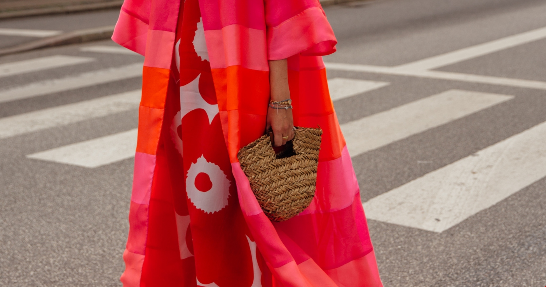 Η Έλλη Στάη με μαύρο κοστούμι σε βραδινή έξοδο | Το εντυπωσιακό κόσμημα και τα glam στοιχεία - εικόνα 2