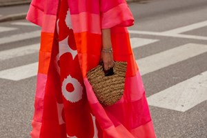 Η Έλλη Στάη με μαύρο κοστούμι σε βραδινή έξοδο | Το εντυπωσιακό κόσμημα και τα glam στοιχεία - εικόνα 2