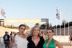 Καλοκαιρινή απόδραση στο Gstaad για την Τατιάνα Μπλάτνικ | Η λήψη με stylish μπικίνι στα κρύα νερά ποταμού - εικόνα 1