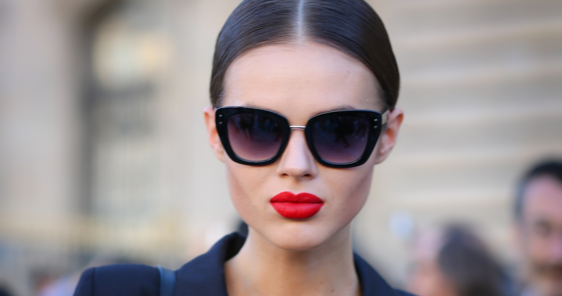 2 θρυλικά κόκκινα κραγιόν που επιβάλλεται να έχεις μαζί σου αυτές τις γιορτές