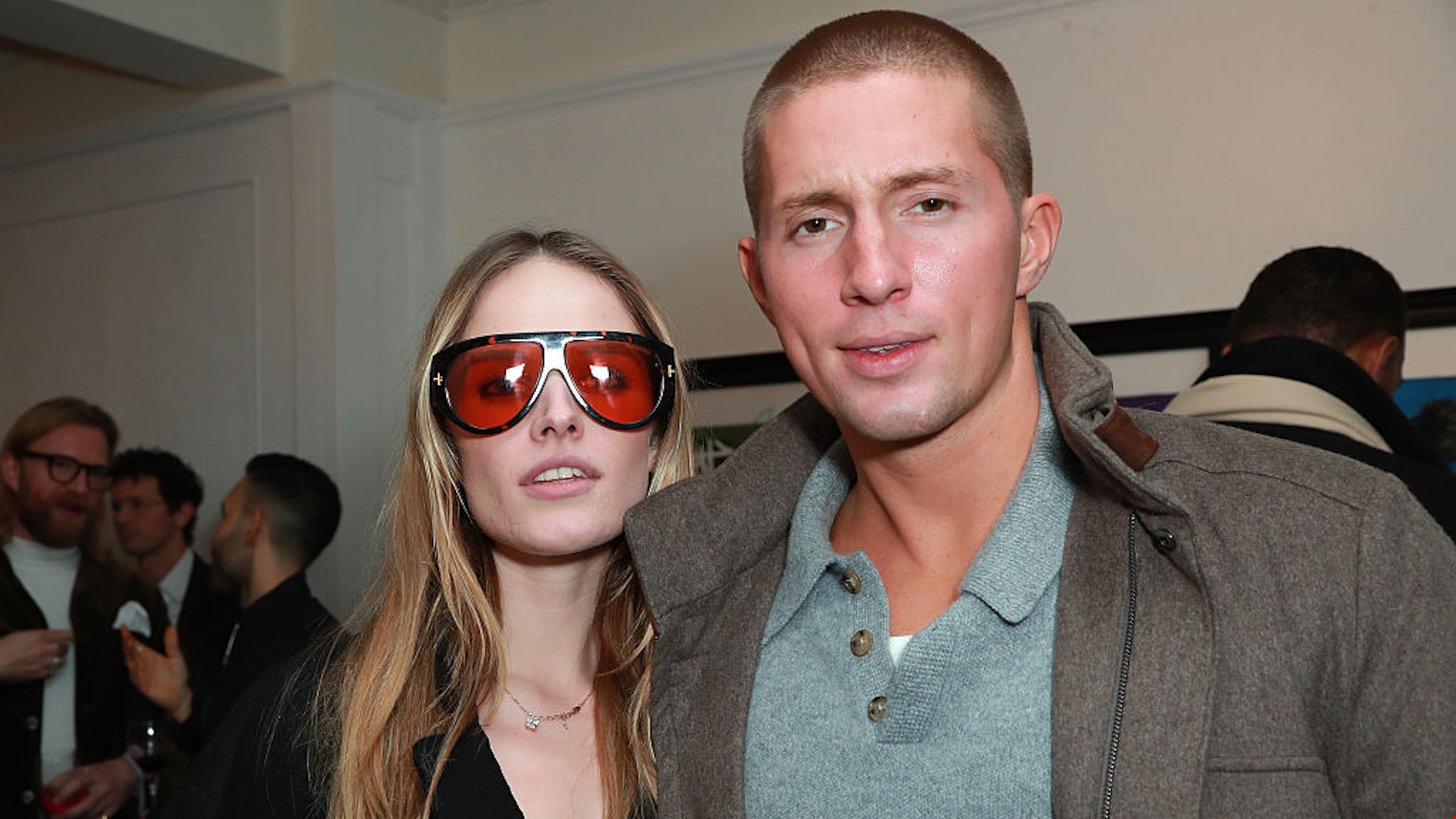 Ο Κωνσταντίνος Αλέξιος Ντε Γκρες με γοητευτική συνοδό σε εικαστική έκθεση στο Soho