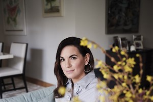 Όλγα Κεφαλογιάννη | Η καλοκαιρινή εμφάνιση με εμπριμέ twin set και πλατφόρμες - εικόνα 1